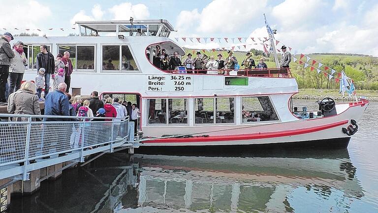 Bootstour zwischen Wein und Main: Fahrgäste gehen an der neuen Anlegestelle im Winzerort Stammheim an Bord der Undine.