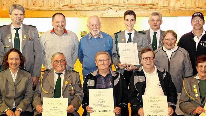 Geehrt und gewählt wurden bei den Volkacher Schützen (hinten von links) Uwe Gimperlein (Schützenmeister), Hans Haagen (Sportleiter), Roland Danzberger, Helmuth Weinlich (beide 25 Jahre im Verein), Maximilian Baudisch (Schützenschnur in Silber), Dieter Vogel (Vereinsspange in Bronze), Reinhilde Weinlich (25 Jahre), Ronald Günther (Vereinsnadel in Silber) und Joachim Marquart (25 Jahre) sowie (vorne von links) Carmen Kaltenbach (Schriftführerin), Karl Schicker, Heinz Götz, Otmar Wolf (alle Ehrenmitglieder) und Dorit Schicker (40 Jahre). Geehrt und gewählt wurden bei den Volkacher Schützen (hinten von links) Uwe Gimperlein (Schützenmeister), Hans Haagen (Sportleiter), Roland Danzberger, Helmuth Weinlich (beide 25 Jahre im Verein), Maximilian Baudisch (Schützenschnur in Silber), Dieter Vogel (Vereinsspange in Bronze), Reinhilde Weinlich (25 Jahre), Ronald Günther (Vereinsnadel in Silber) und Joachim Marquart (25 Jahre) sowie (vorne von links) Carmen Kaltenbach (Schriftführerin), Karl Schicker, Heinz Götz, Otmar Wolf (alle Ehrenmitglieder) und Dorit Schicker (40 Jahre).