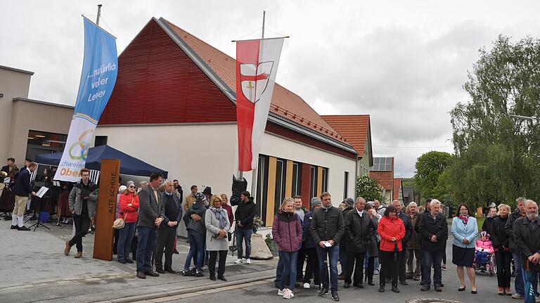 Zahlreich nahmen die Ortseinwohner von Altenmünster und Gäste an den Einweihungsfeierlichkeiten für das Dorfgemeinschaftshaus teil. Zahlreich nahmen die Ortseinwohner von Altenmünster und Gäste an den Einweihungsfeierlichkeiten für das Dorfgemeinschaftshaus teil.