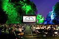 Auch in diesem Jahr gibt es wieder Open-Air-Kino im Schatten der Festung, dieses Mal allerdings nur auf der kleinen Wiese und mit mehr Abstand als auf diesem Archivbild.
