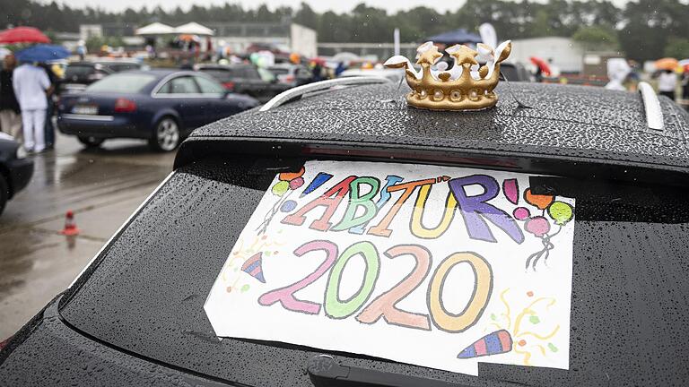 Läuft alles nach Plan, wird das AvH in Schweinfurt seine Zeugnisverleihung auf dem Volksfestplatz gestalten. Abiturienten und Eltern fahren dann im Auto vor. Unser Symbolbild entstand bei einer Abiturfeier in Oranienburg.