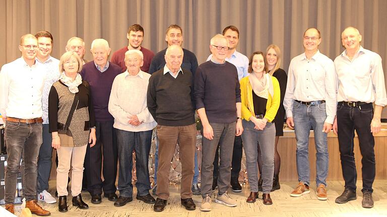 Im Bild die Vorsitzenden Adrian Löber und Andreas Friedrich, Annemarie Filp, Stefan Brendler, Werner Sauer, Michael Seufert, Peter Strobel, Heinz Neder, Martin Weis, Hans Friedrich, Jochen Schmitt, Bianca Göb, Ronja Brendler, Günter Löber, Vorsitzender Georg Strobel.