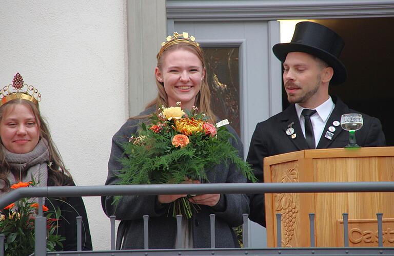 Die Casteller Kirchweihprediger rückten zu Beginn ihre Weinprinzessin Johanna in den Mittelpunkt. Die Casteller Kirchweihprediger rückten zu Beginn ihre Weinprinzessin Johanna in den Mittelpunkt.