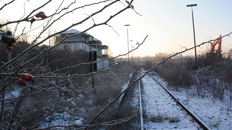 Frostige Zeiten: In der Frage, wie es mit der stillgelegten Strecke der Steigerwaldbahn weitergeht, herrscht weiter Stillstand. Das Bild zeigt die Bahnanlagen im Bereich des früheren Bahnhofs in Gerolzhofen. Frostige Zeiten: In der Frage, wie es mit der stillgelegten Strecke der Steigerwaldbahn weitergeht, herrscht weiter Stillstand. Das Bild zeigt die Bahnanlagen im Bereich des früheren Bahnhofs in Gerolzhofen.