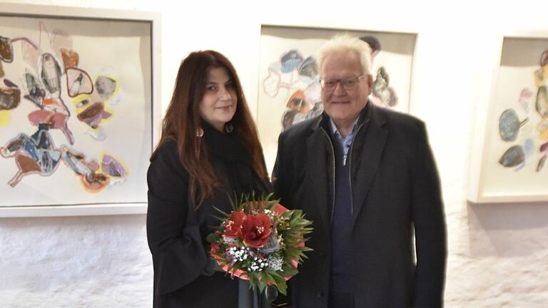 Mit einem Blumenstrauß bedankte sich Bürgermeister Claus Bittenbrünn bei Karin Dorn-Tetzlaff für deren Ausstellung. Mit einem Blumenstrauß bedankte sich Bürgermeister Claus Bittenbrünn bei Karin Dorn-Tetzlaff für deren Ausstellung.