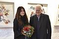 Mit einem Blumenstrauß bedankte sich Bürgermeister Claus Bittenbrünn bei Karin Dorn-Tetzlaff für deren Ausstellung.