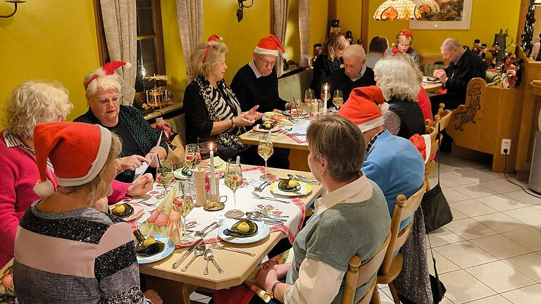 Das Turnier beginnt mit dem gemeinsamen Turnier-Weihnachtsmenü. Das Turnier beginnt mit dem gemeinsamen Turnier-Weihnachtsmenü.