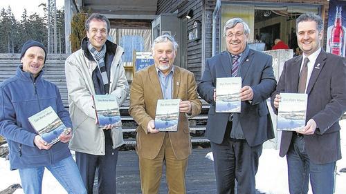 „Das Rote Moor - Ein Juwel in der Hochrhön“: Zur Vorstellung des neuen Buchs trafen sich (von links): Autor Joachim Jenrich, Rainer Klitsch (Parzeller Verlag), Alfred Metz (erster Kreisbeigeordneter), Regierungspräsident Dr. Walter Lübcke und Torsten Raab (Leiter der hessischen Verwaltungsstelle für das Biosphärenreservat). „Das Rote Moor - Ein Juwel in der Hochrhön“: Zur Vorstellung des neuen Buchs trafen sich (von links): Autor Joachim Jenrich, Rainer Klitsch (Parzeller Verlag), Alfred Metz (erster Kreisbeigeordneter), Regierungspräsident Dr. Walter Lübcke und Torsten Raab (Leiter der hessischen Verwaltungsstelle für das Biosphärenreservat).