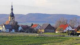 Natur pur: Auf dem Weg von Königsberg nach Hofheim ergibt sich ein romantischer Blick auf Ostheim und – im Hintergrund – auf den Aussichtsturm der Schwedenschanze. Natur pur: Auf dem Weg von Königsberg nach Hofheim ergibt sich ein romantischer Blick auf Ostheim und – im Hintergrund – auf den Aussichtsturm der Schwedenschanze.