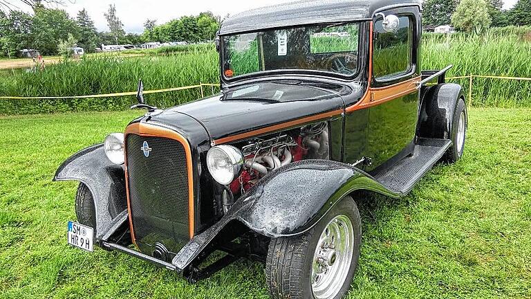 Ein echter Hingucker: Der 450 PS starke 'Che Vrolet' aus dem Jahr 1933 gehörte zum ältesten Oldtimer am Badesee.