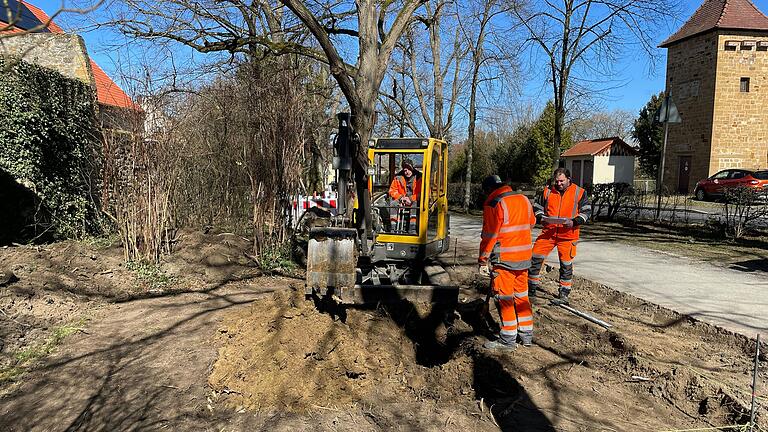 Wo bislang der Balancierbalken stand, entsteht in den nächsten Wochen ein Waschstraße-Spielhaus. Dort können die Kinder dann mit ihren Bobbycars und Laufrädchen durchfahren. Gerade sind die Bauhofmitarbeiter mit den Vorarbeiten für das Fundament beschäftigt. Wo bislang der Balancierbalken stand, entsteht in den nächsten Wochen ein Waschstraße-Spielhaus. Dort können die Kinder dann mit ihren Bobbycars und Laufrädchen durchfahren. Gerade sind die Bauhofmitarbeiter mit den Vorarbeiten für das Fundament beschäftigt.