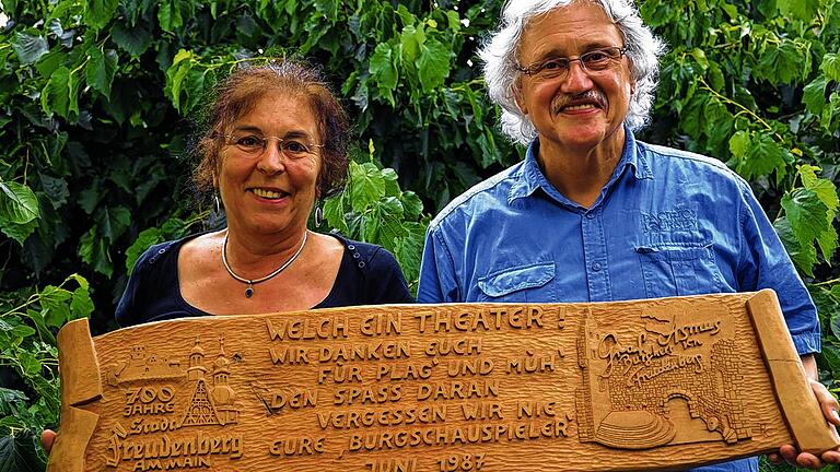 Holz-Denkmal: Aus einer 300 Jahre alten Eiche stammt dieses Brett, das an die erste Inszenierung des 1987 neu gegründeten Burgschauspielvereins Freudenberg erinnert. Gerda und Paul Pagel sind seit dieser Zeit immer dabei gewesen.
