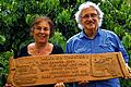 Holz-Denkmal: Aus einer 300 Jahre alten Eiche stammt dieses Brett, das an die erste Inszenierung des 1987 neu gegründeten Burgschauspielvereins Freudenberg erinnert. Gerda und Paul Pagel sind seit dieser Zeit immer dabei gewesen.