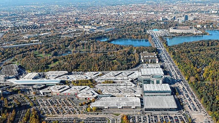Im Süden Nürnbergs liegt das weitläufige Messegelände. Rechts sind die Große Straße, der Dutzendteich und Teile des ehemaligen Reichsparteitagsgeländes mit Kongresshalle zu erkennen, am oberen Bildrand die Nürnberger Innenstadt. Im Süden Nürnbergs liegt das weitläufige Messegelände. Rechts sind die Große Straße, der Dutzendteich und Teile des ehemaligen Reichsparteitagsgeländes mit Kongresshalle zu erkennen, am oberen Bildrand die Nürnberger Innenstadt.