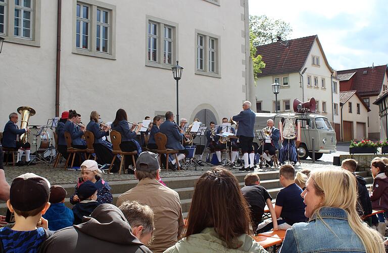 Die große Kapelle unter der Leitung von Martin Klüber begeisterte mit einem vielfältigen Programm. Die große Kapelle unter der Leitung von Martin Klüber begeisterte mit einem vielfältigen Programm.