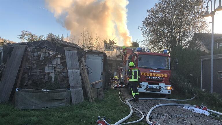 Von der Gerolzhöfer Drehleiter aus wurde das Feuer von oben bekämpft, nachdem mit Einreißhaken die restlichen Ziegeln entfernt worden waren.