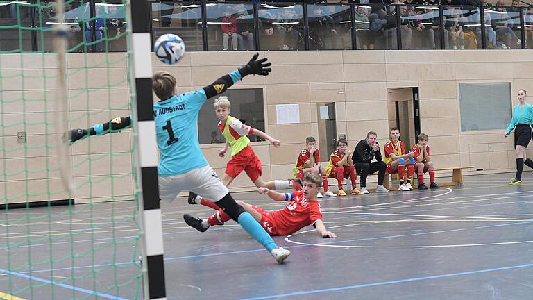 Im U15-Spiel gegen den TSV Aubstadt trifft hier die SG Bad Kissingen zum 1:0. - Im U15-Spiel gegen den TSV Aubstadt trifft hier die SG Bad Kissingen zum 1:0. Im U15-Spiel gegen den TSV Aubstadt trifft hier die SG Bad Kissingen zum 1:0. - Im U15-Spiel gegen den TSV Aubstadt trifft hier die SG Bad Kissingen zum 1:0.