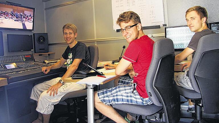 Technikbegeistert: Die Studenten im Ü-Wagen. Technikbegeistert: Die Studenten im Ü-Wagen.