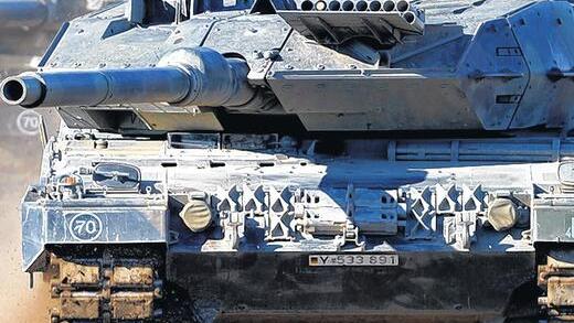 Rüstungsexporte: Wirtschaftsminister Sigmar Gabriel will den Waffenverkauf begrenzen. Davon betroffen ist jetzt die Lieferung von „Leopard-2“-Kampfpanzern für Saudi-Arabien. Das kritisiert die Union. Rüstungsexporte: Wirtschaftsminister Sigmar Gabriel will den Waffenverkauf begrenzen. Davon betroffen ist jetzt die Lieferung von „Leopard-2“-Kampfpanzern für Saudi-Arabien. Das kritisiert die Union.