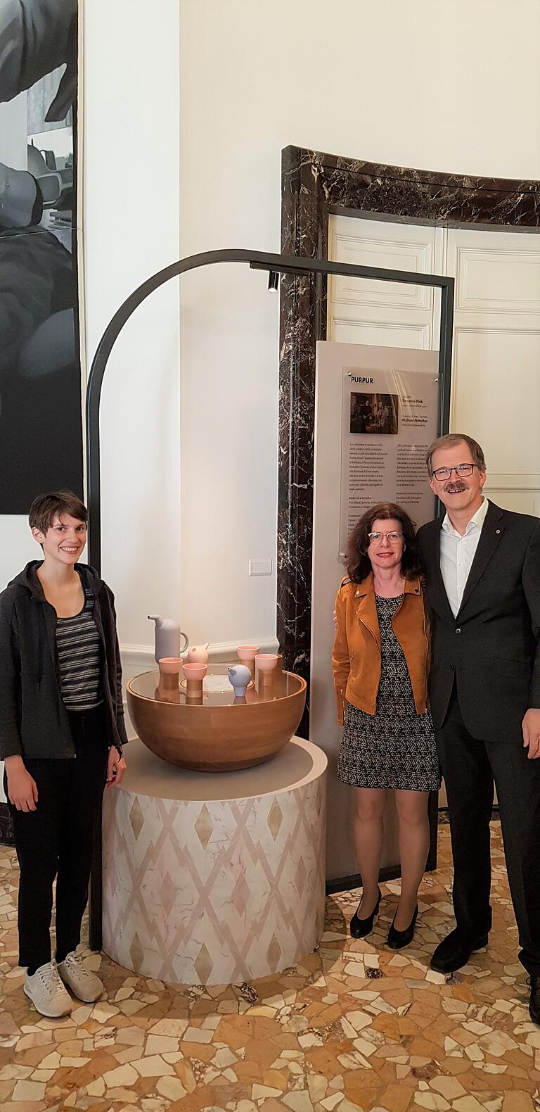 Designerin Roxanne Flick (links) und Michael Nätscher mit Frau Gertrud bei der Vernissage in Mailand. Designerin Roxanne Flick (links) und Michael Nätscher mit Frau Gertrud bei der Vernissage in Mailand.