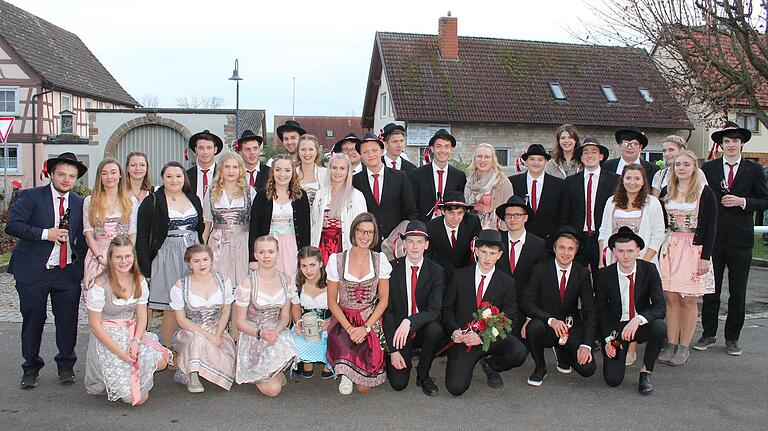 Als ein Dorf mit jeder Menge Leben präsentierte sich Großeibstadt am Wochenende, als Kirmes gefeiert wurde. Diese 35 junge Frauen und Männer bildeten die Kirmesgesellschaft und berichteten in der Kirmespredigt aus dem Dorfleben. Als ein Dorf mit jeder Menge Leben präsentierte sich Großeibstadt am Wochenende, als Kirmes gefeiert wurde. Diese 35 junge Frauen und Männer bildeten die Kirmesgesellschaft und berichteten in der Kirmespredigt aus dem Dorfleben.