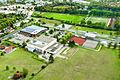 Rechts vom Gebäude der DDC-Factory (Bildmitte) am Kessler Field wird auf der Wiese die Open-Air-Bühne für den Schweinfurter Kultursommer 2021 ab Anfang Juli aufgebaut.