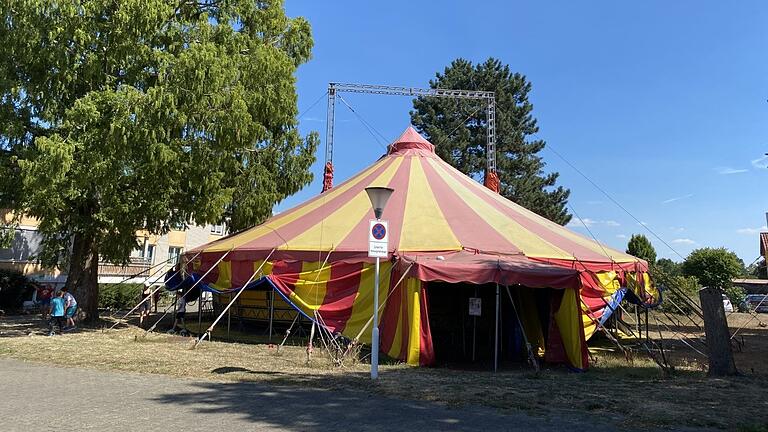 Das Zirkuscamp Rafeldinio öffnet wieder die Zirkusmanege. 70 Kinder und Jugendliche können eine Woche lang in die Rolle von Zirkusartisten schlüpfen. Das Zirkuscamp Rafeldinio öffnet wieder die Zirkusmanege. 70 Kinder und Jugendliche können eine Woche lang in die Rolle von Zirkusartisten schlüpfen. 