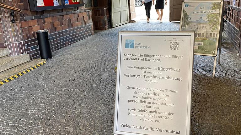 Das Rathaus in Bad Kissingen weist auf die Öffnungszeiten des Bürgerbüros hin. Das Rathaus in Bad Kissingen weist auf die Öffnungszeiten des Bürgerbüros hin.