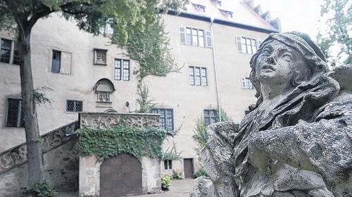 Auch auf Schloss Aschach (links) war er aktiv: Sattler betrieb dort eine Steingutfabrik.