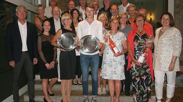 Ein Turnier mit Rekordbeteiligung und einen niveauvollen Festabend erlebten die Preisträger (im Bild) des Golfturniers des Wald- und Sporthotels Polisina sowie alle anderen Golfer. Ein Turnier mit Rekordbeteiligung und einen niveauvollen Festabend erlebten die Preisträger (im Bild) des Golfturniers des Wald- und Sporthotels Polisina sowie alle anderen Golfer.