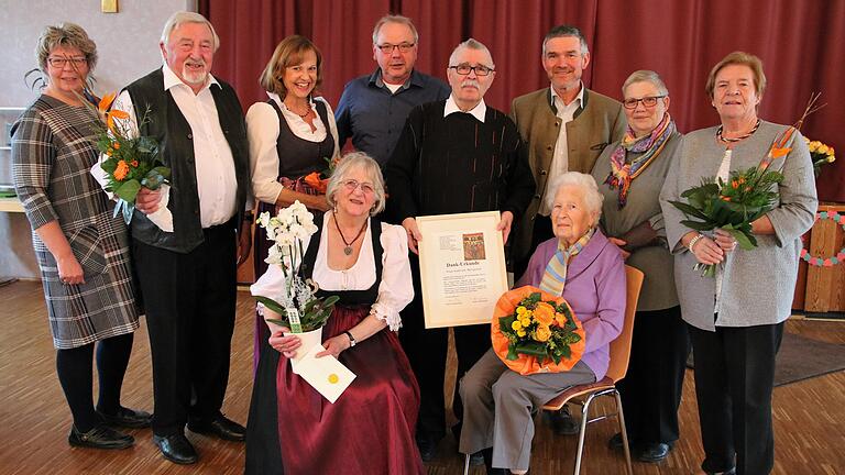Mit Gabriele Marquard und Cäcilie Bördlein (sitzend von links) wurden zwei der drei noch lebenden Gründungsmitglieder des Astheimer Tanzkreises geehrt. Gratulanten bei der Jubiläumsfeier in Volkach waren (hinten von links) Gabriele Wagenhäuser, Julius Marquard, Claudia Englert-Hochholzer, Dekanatsseelsorger Lorenz Kleinschnitz, Heinz-Rainer Röbling, Bürgermeister Peter Kornell, Elfriede Röbling und Dekanatsvorsitzende Margit Pfaff. Mit Gabriele Marquard und Cäcilie Bördlein (sitzend von links) wurden zwei der drei noch lebenden Gründungsmitglieder des Astheimer Tanzkreises geehrt. Gratulanten bei der Jubiläumsfeier in Volkach waren (hinten von links) Gabriele Wagenhäuser, Julius Marquard, Claudia Englert-Hochholzer, Dekanatsseelsorger Lorenz Kleinschnitz, Heinz-Rainer Röbling, Bürgermeister Peter Kornell, Elfriede Röbling und Dekanatsvorsitzende Margit Pfaff.