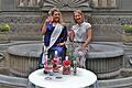 Edelbrandsommelière Franziska Bischof (rechts) und Bad Kissingens Rosenkönigin Lynnette Hartlieb genießen den neuen Bad Kissinger Rosenblütenlikör - pur und gespritzt.       -  Edelbrandsommelière Franziska Bischof (rechts) und Bad Kissingens Rosenkönigin Lynnette Hartlieb genießen den neuen Bad Kissinger Rosenblütenlikör - pur und gespritzt.