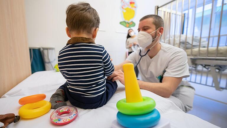 Die Kliniken in Unterfranken sind derzeit voll mit Kindern, die sich mit dem RS-Virus infiziert haben. Die Stationen kämpfen mit Engpässen.&nbsp;