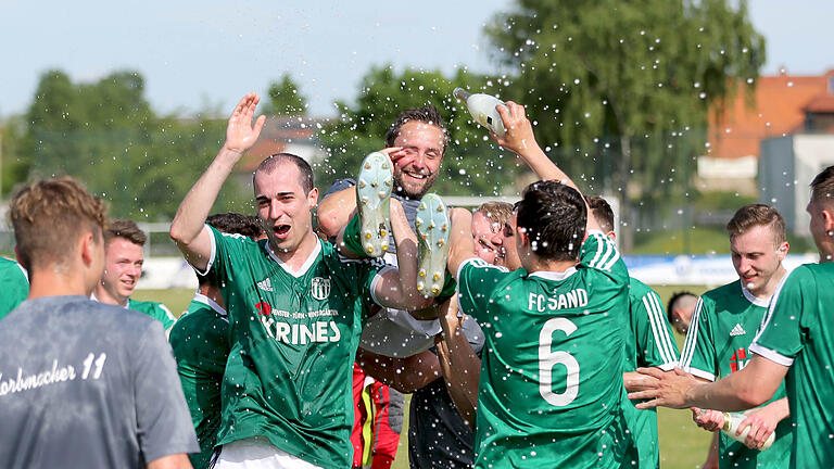 Daniel Rinbergas (Mitte), hier bei der Sektdusche nach dem Titelgewinn&nbsp; in der Kreisliga, wird auch in der kommenden Saison als Trainer im Seestadion arbeiten. Nun ist auch klar, in welcher Liga das sein wird.