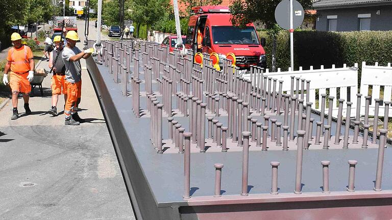 Die per Schwertransport angelieferten Stahlhohlkästen wurden zunächst von den Arbeitern des Bauunternehmens Leonhard Weiss mit Ketten am Kran befestigt. Die per Schwertransport angelieferten Stahlhohlkästen wurden zunächst von den Arbeitern des Bauunternehmens Leonhard Weiss mit Ketten am Kran befestigt.