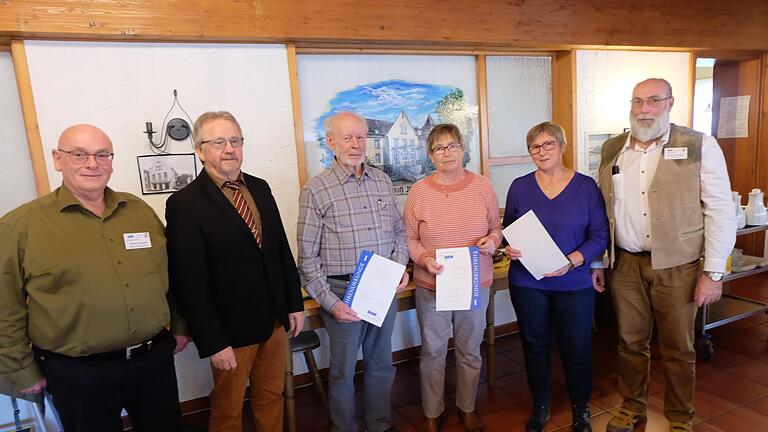 Die Vorsitzenden Michael Gerlach (rechts) und Rainer Krauser (von links) ehrten mit dem Kreisvorsitzenden Engelbert Roith: Helmuth Fuhl (30 Jahre), Marga Thain (25 Jahre) und Brigitte Unrath (26 Jahre).       -  Die Vorsitzenden Michael Gerlach (rechts) und Rainer Krauser (von links) ehrten mit dem Kreisvorsitzenden Engelbert Roith: Helmuth Fuhl (30 Jahre), Marga Thain (25 Jahre) und Brigitte Unrath (26 Jahre).