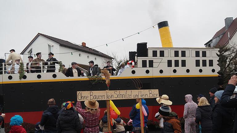 Eisgekühltes Bier voraus: Beim Oberwerrner Faschingsumzug begab sich die 'Titanic' auf Landgang.