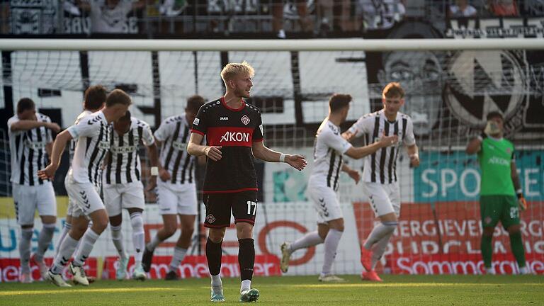 Der Jubel der anderen: Während sich im Hintergrund die Spieler von Wacker Burghausen feiern, suchen Jonas Wieselsberger und die Würzburger Kickers noch nach der Meisterform.