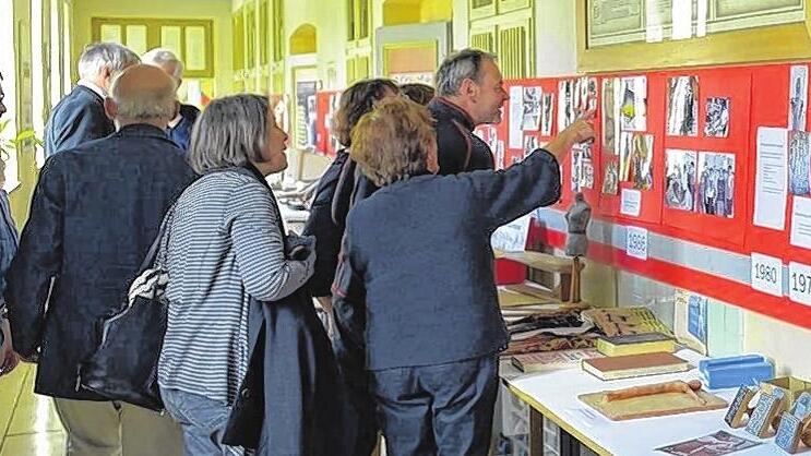 Schwelgten in Erinnerungen: Ehemalige Lehrer der Berufsschule Mellrichstadt konnten die Schulgeschichte anhand von Dokumenten und Exponaten aus früheren Jahren nacherleben.