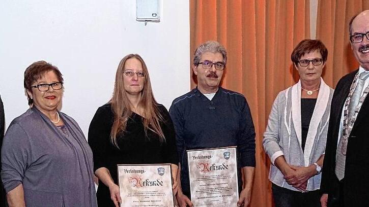 Kommunale Ehrungen: Landrat Florian Töpper (links), zweite Bürgermeisterin Doris Neuhoff (daneben) und Bürgermeister Richard Köth (rechts) zeichneten (von links) Barbara Gensler, Günter Schneider und Rita Wehner aus.