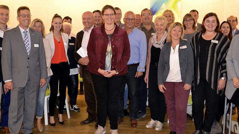 Full House im Coaching Haus       -  Rund 30 Unternehmerinnen und Unternehmer aus dem Landkreis saugten Informationen zum Förderprogramm &bdquo;UnternehmensWert Mensch&ldquo; des Bundesministeriums für Arbeit und Soziales auf. Mit dabei war Landrat Thomas Habermann (Mitte). Er zeigte sich beeindruckt von der Initiative &bdquo;für die wichtige und gut nachgefragte Veranstaltung&ldquo;. Inhaberin Alexandra Bilko-Pflaugner appellierte, als allererstes sich selbst gut und gesund zu managen. &bdquo;Dies ist die Voraussetzung für eine mitarbeiterorientierte Personalpolitik&ldquo;. Bernd Clemens von der IHK zeigte Förderinhalte und den Umfang des Programms auf. Die Prozessberatung helfe, das eigene Unternehmen für Mitarbeiter attraktiv zu halten. Tonya Schulz, Inhaberin einer Werbeagentur, berichtete über die positiven Erfahrungen im Coaching-Prozess. Höhepunkt war ein Schnupper-Bogenschießen mit Trainer Gerd Bechtel. Der 2. Unternehmer-Treff findet am 24. Januar 2018 zum Thema Digitalisierung statt. Foto: Michelle Schmidt