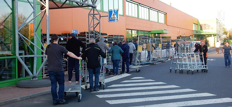 Kurz vor der Eröffnung am Globus-Baumarkt.