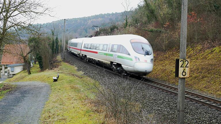 Ein ICE auf der Werntalstrecke bei Stetten.