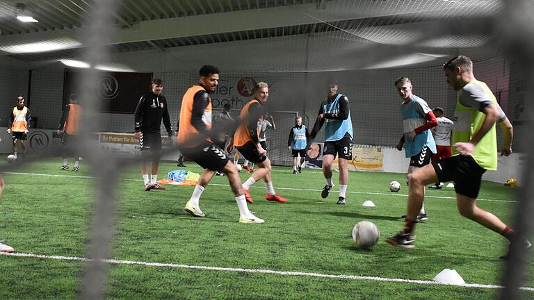 In der Fußballhalle in Bad Kissingen hat Regionalligist TSV Aubstadt die Vorbereitung auf die Rest-Rückrunde begonnen.