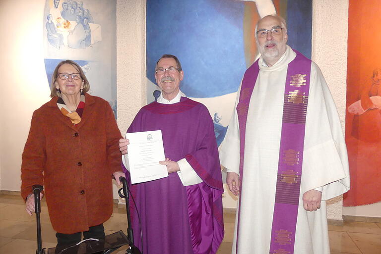 Der Bischof sandte die Ruhestandsurkunde: Gemeindehelferin Christa Köhler, Pfarrer Gerhard Staudt und Domkapitular Christoph Warmuth in St. Rochus.