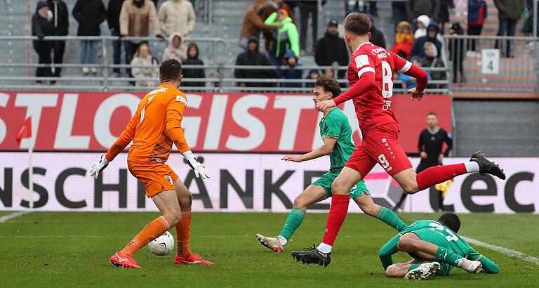 Schlusspunkt: Fabian Wessig legt mit viel Gefühl den Ball an Augsburgs Torhüter Marcel Lubik zum 6:2 ins Tor der Gäste.