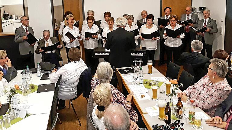 70 Jahre „Eintracht Frohsinn“: Zu einer musikalischen Geburtstagsfeier lud der Gartenstädter Traditionsverein in das St. Konrad-Haus ein und eröffnete den Liederreigen mit „Musik erfüllt das Leben“. Am Taktstock war Erhard Nowak.