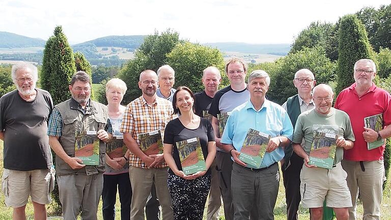 Karl-Friedrich Abe (vorne, blaues Hemd) und Ulrike Schade (daneben) von der Thüringer Verwaltung des Biosphärenreservats Rhön und weitere Autoren der neuen „Mitteilungen aus dem Biosphärenreservat“.