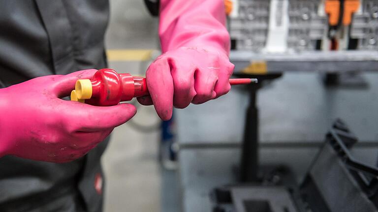 Arbeiten an Hochvoltanlagen erfordern spezielles Werkzeug. Wer hier mit nicht isoliertem Werkzeug arbeitet, begibt sich in Lebensgefahr.