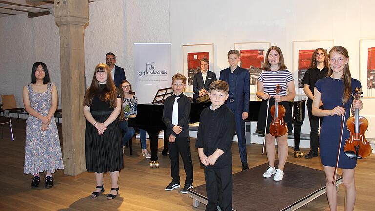 Stolz kann Schulleiter Frank Stäblein (hinten links) auf die Talente der Kreismusikschule blicken, die sich beim Konzert in Wechterswinkel von ihrer besten Seite zeigten.